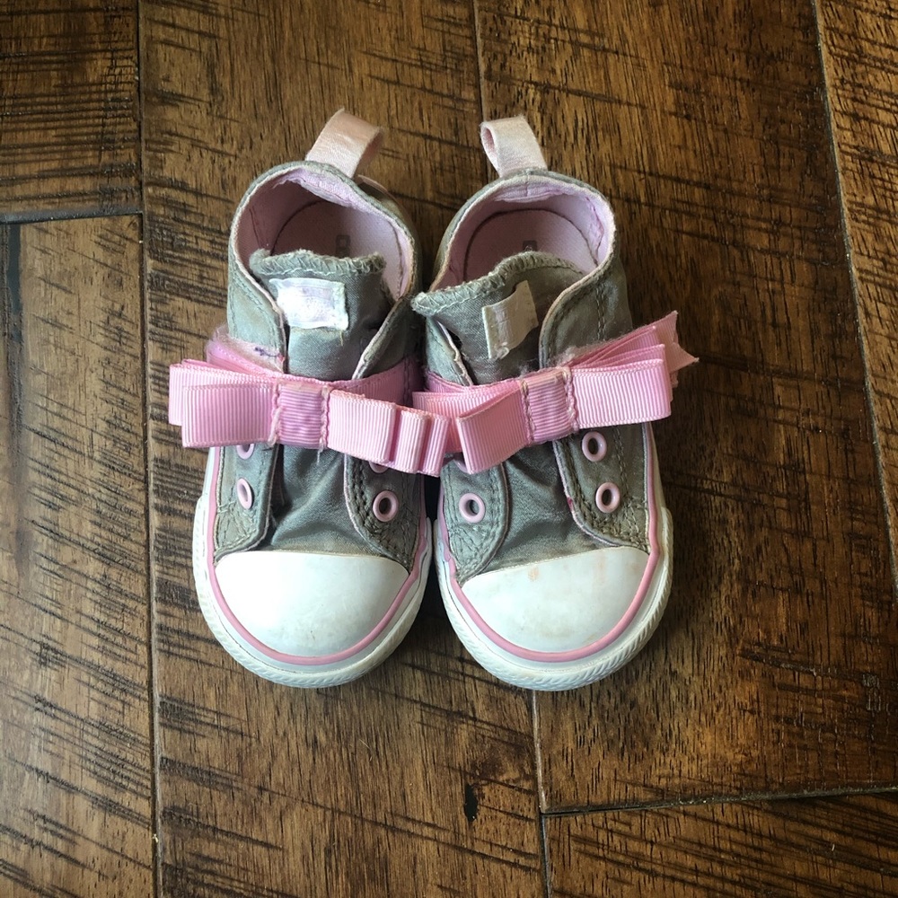Girls size 6 converse